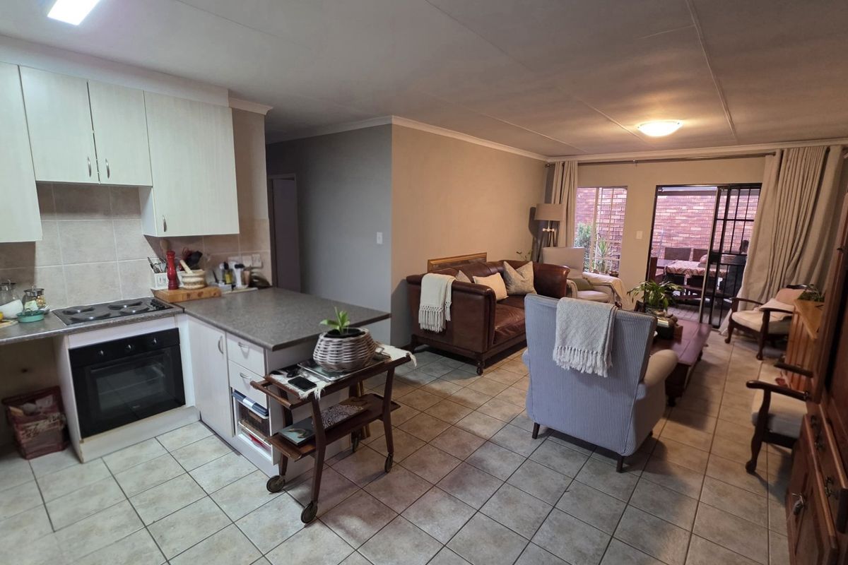 Spacious Magalieskruin Townhouse With Private Garden - Photo 3