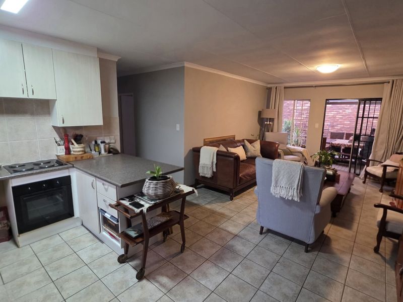 Spacious Magalieskruin Townhouse With Private Garden - Photo 3