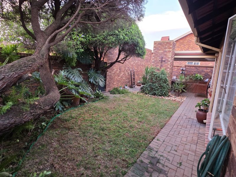 Spacious Magalieskruin Townhouse With Private Garden - Photo 7