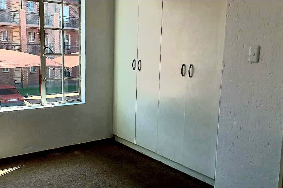 Beautiful 2 bedroom 1 bathroom first floor unit available For Rent in Comet, Boksburg - Photo 5