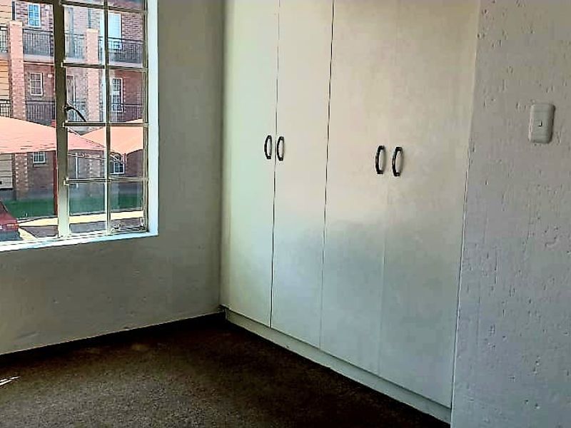 Beautiful 2 bedroom 1 bathroom first floor unit available For Rent in Comet, Boksburg - Photo 5