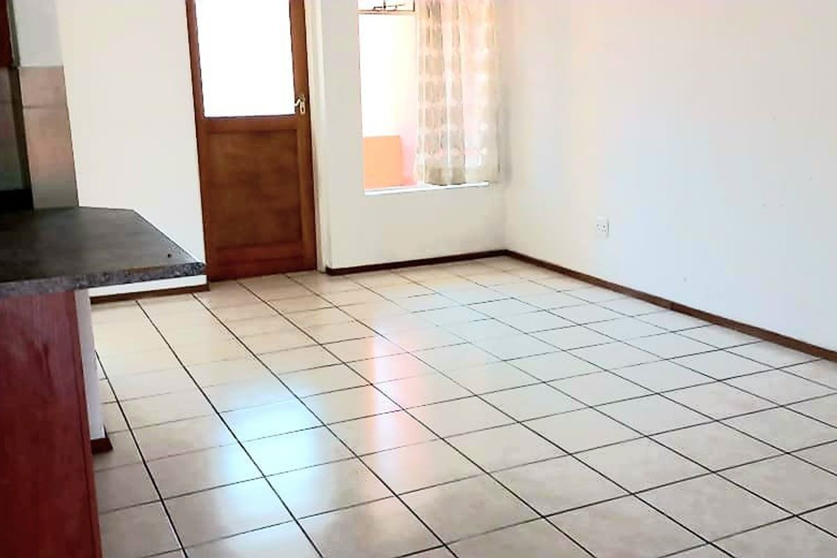Beautiful 2 bedroom 1 bathroom first floor unit available For Rent in Comet, Boksburg - Photo 4