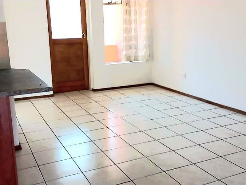 Beautiful 2 bedroom 1 bathroom first floor unit available For Rent in Comet, Boksburg - Photo 4