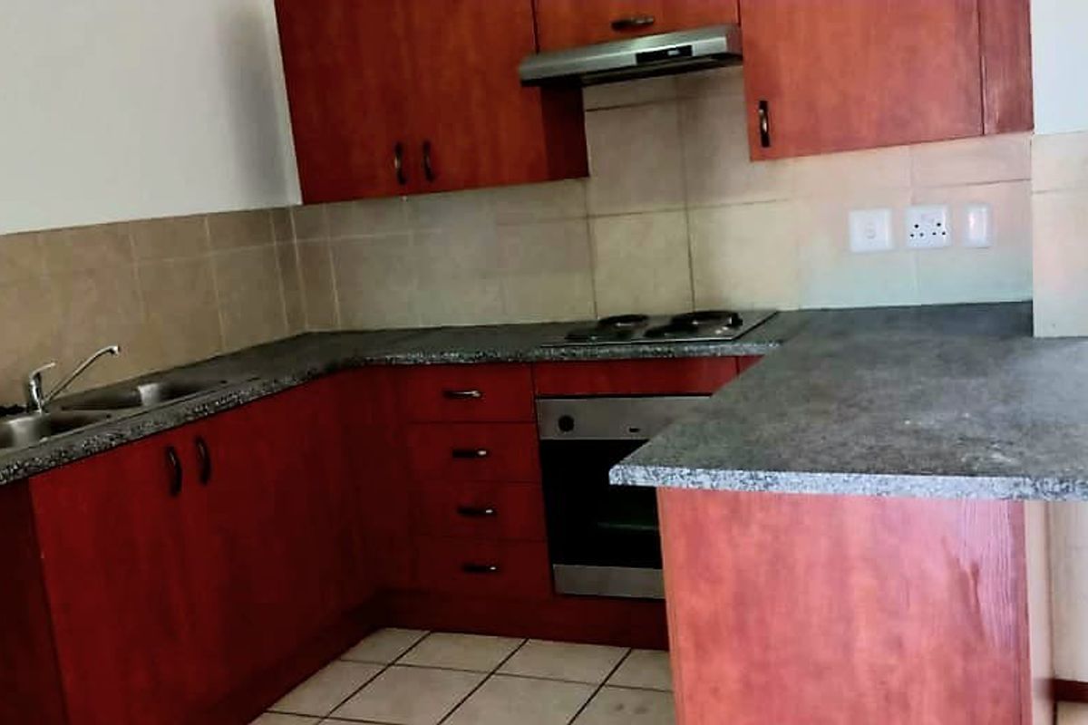 Beautiful 2 bedroom 1 bathroom first floor unit available For Rent in Comet, Boksburg - Photo 2