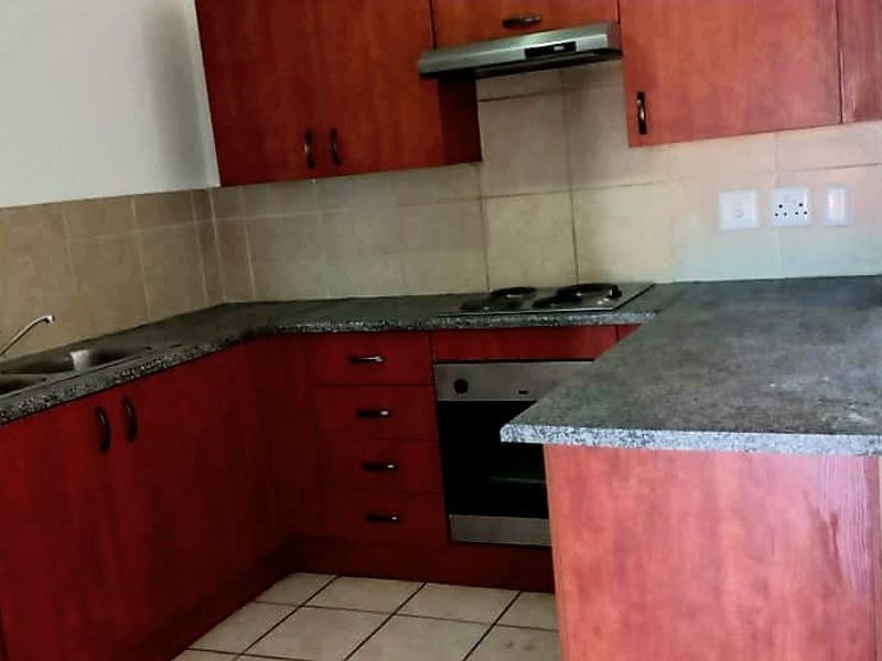 Beautiful 2 bedroom 1 bathroom first floor unit available For Rent in Comet, Boksburg - Photo 2