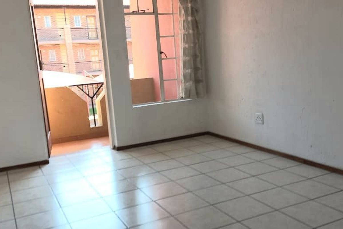 Beautiful 2 bedroom 1 bathroom first floor unit available For Rent in Comet, Boksburg - Photo 3