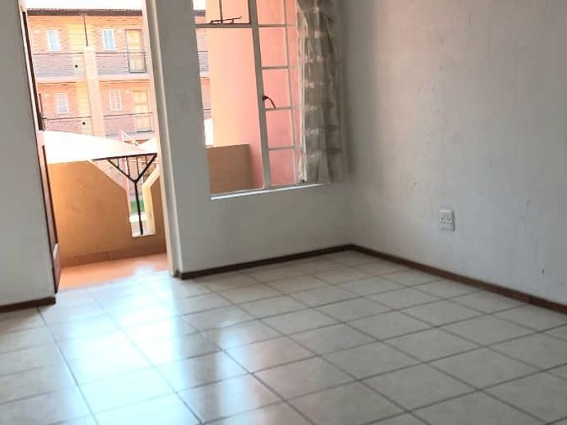 Beautiful 2 bedroom 1 bathroom first floor unit available For Rent in Comet, Boksburg - Photo 3