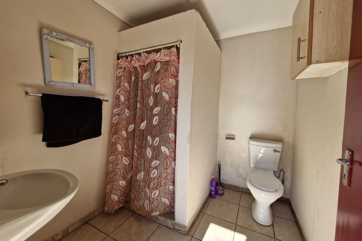 Cozy Bachelor Room Available – R2500 Incl. Water & Light - Photo 5