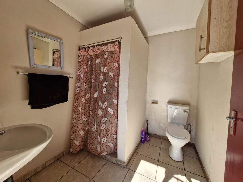 Cozy Bachelor Room Available – R2500 Incl. Water & Light - Photo 5