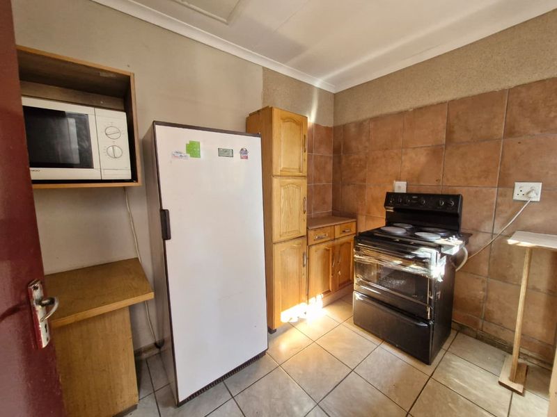 Cozy Bachelor Room Available – R2500 Incl. Water & Light - Photo 3