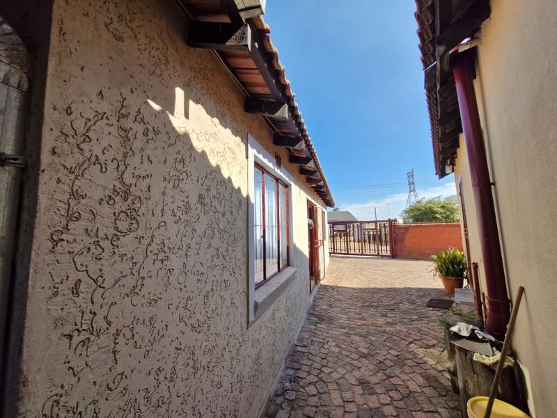 Cozy Bachelor Room Available – R2500 Incl. Water & Light - Photo 8