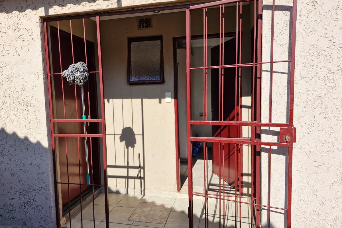 Cozy Bachelor Room Available – R2500 Incl. Water & Light - Photo 2