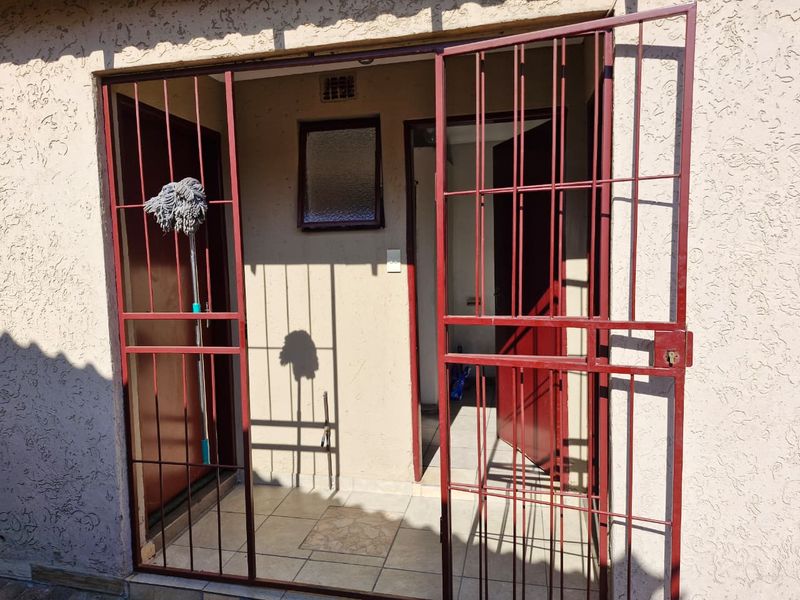 Cozy Bachelor Room Available – R2500 Incl. Water & Light - Photo 2