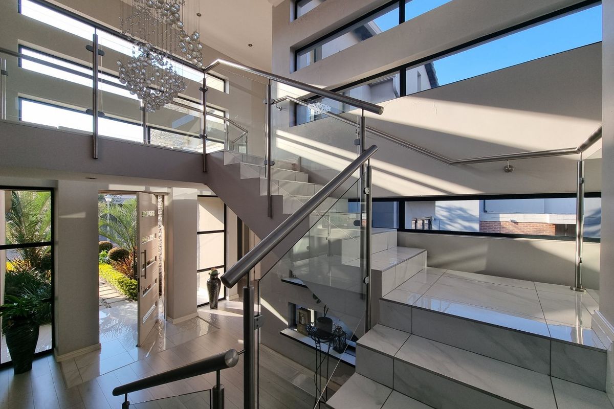 Copperleaf - 4 Bed + Study + 3 Bath + 2 Lounges + DBL Garage  - Photo 4