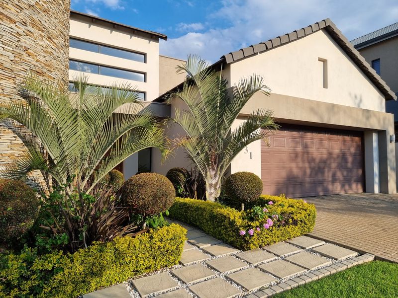 Copperleaf - 4 Bed + Study + 3 Bath + 2 Lounges + DBL Garage  - Photo 1