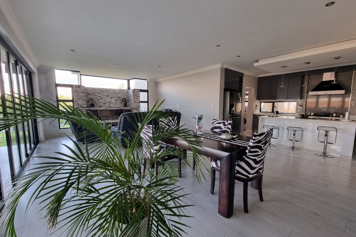 Copperleaf - 4 Bed + Study + 3 Bath + 2 Lounges + DBL Garage  - Photo 5