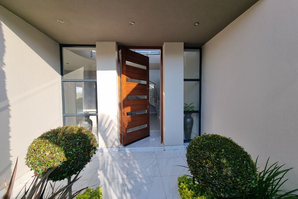 Copperleaf - 4 Bed + Study + 3 Bath + 2 Lounges + DBL Garage  - Photo 3