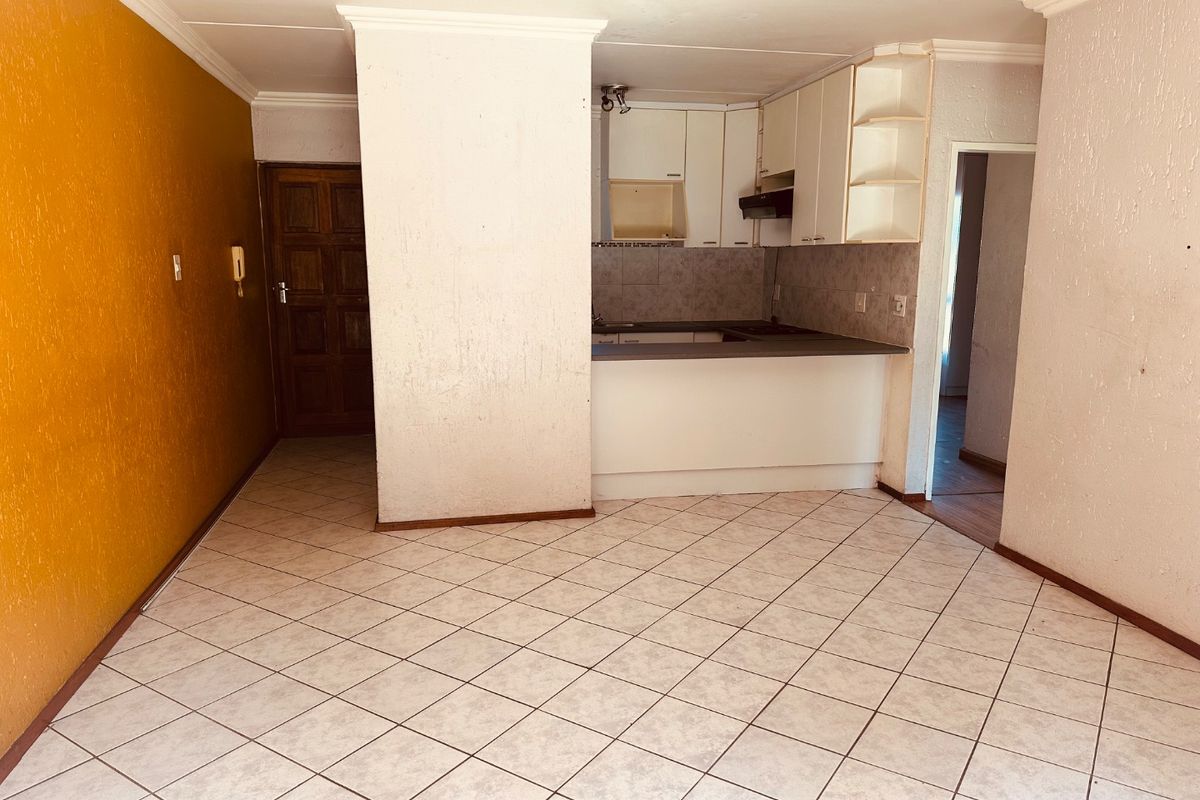 Lovely and Spacious Ground Floor Simplex For Sale.  - Photo 4