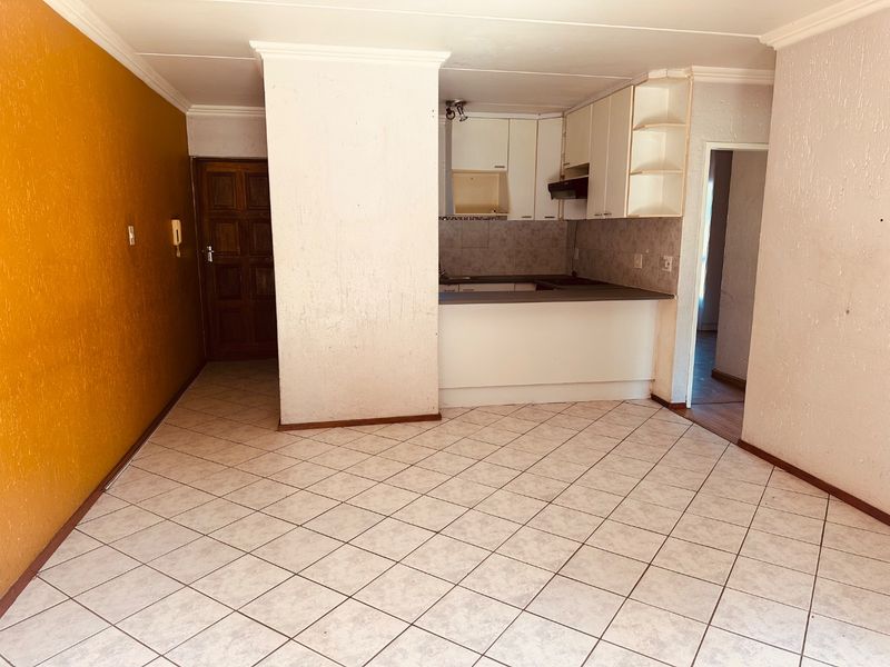 Lovely and Spacious Ground Floor Simplex For Sale.  - Photo 4