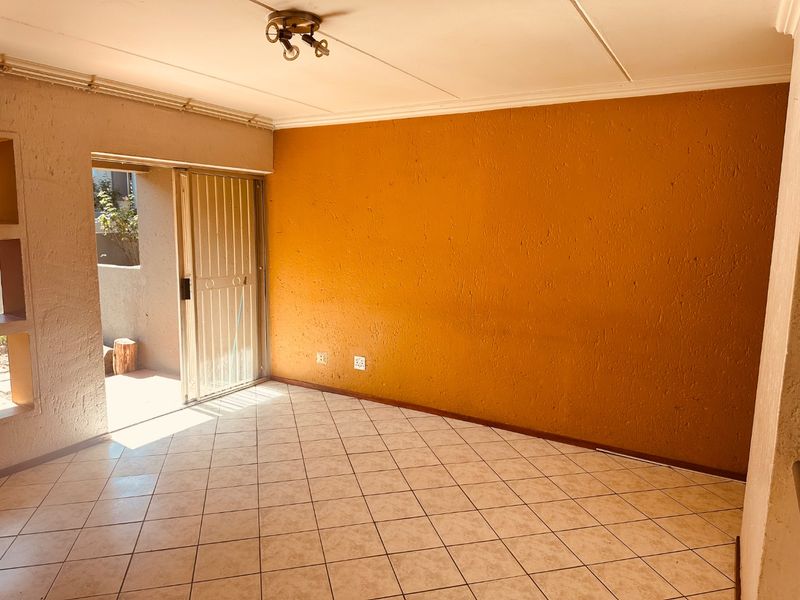 Lovely and Spacious Ground Floor Simplex For Sale.  - Photo 7