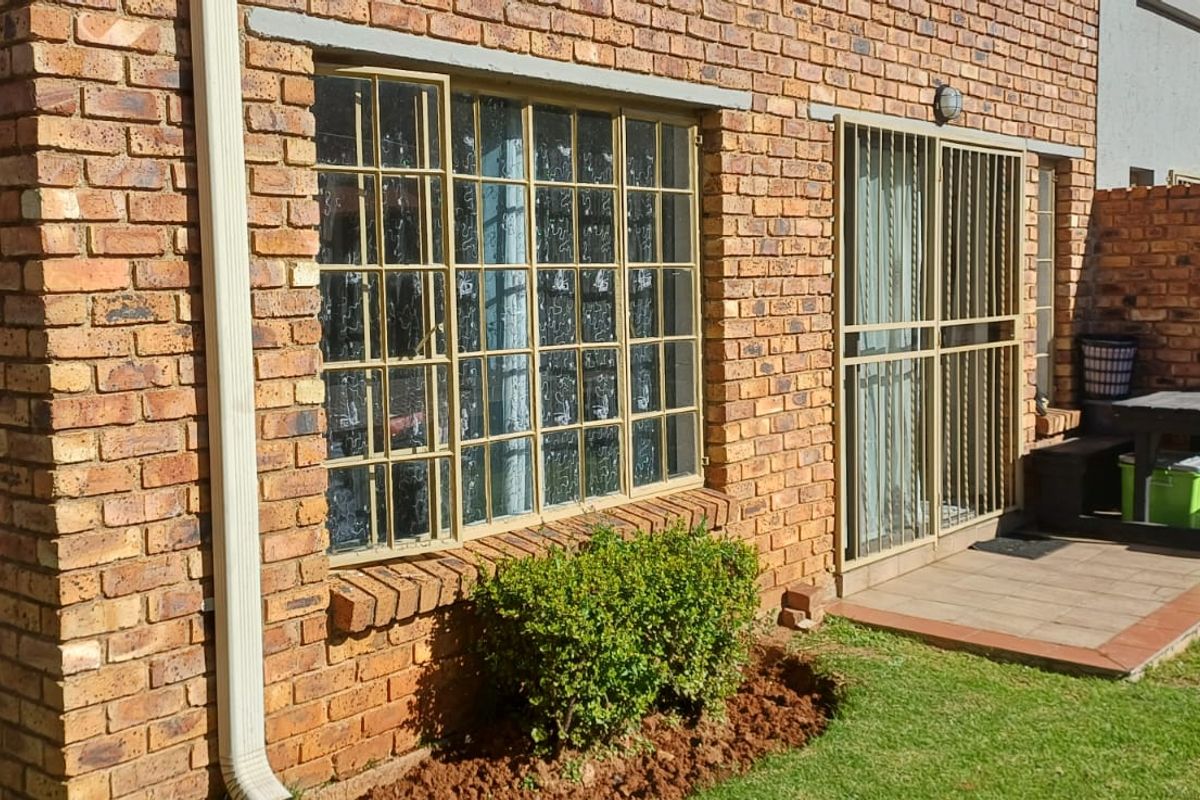 Modern Ground Floor Apartment in Hughes, Boksburg – Perfect Lock-Up-and-Go Living - Photo 5