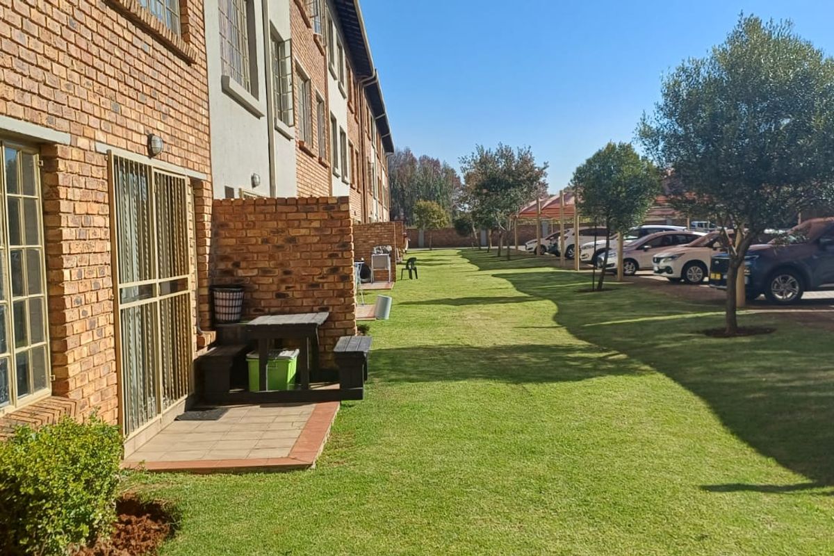 Modern Ground Floor Apartment in Hughes, Boksburg – Perfect Lock-Up-and-Go Living - Photo 3