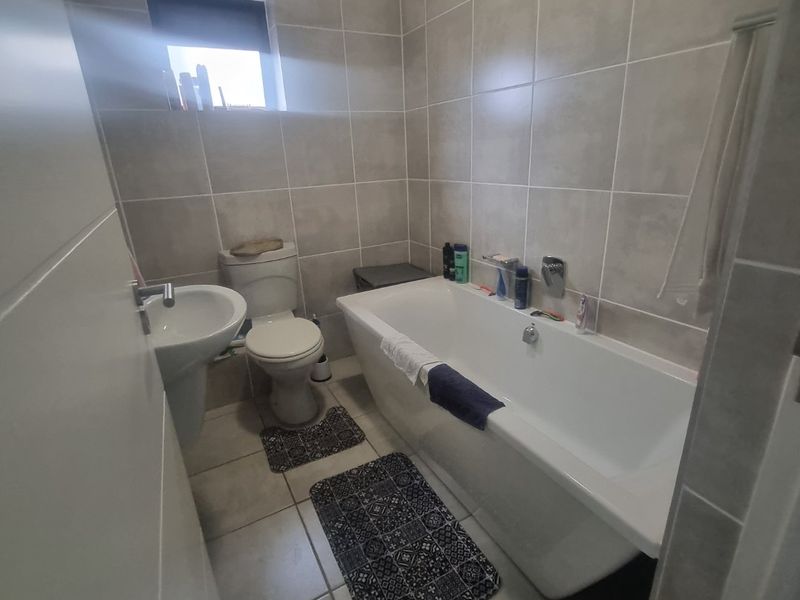 2 Bedroom Apartment for Sale in Greenbay, Gordons Bay - Photo 10