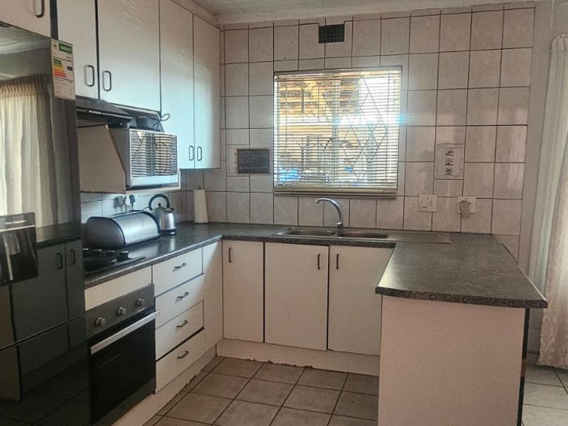 3 Bed 1Bath to rent in Country view Midrand - Photo 4