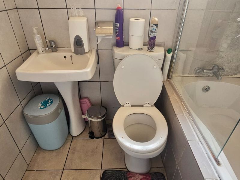 3 Bed 1Bath to rent in Country view Midrand - Photo 8
