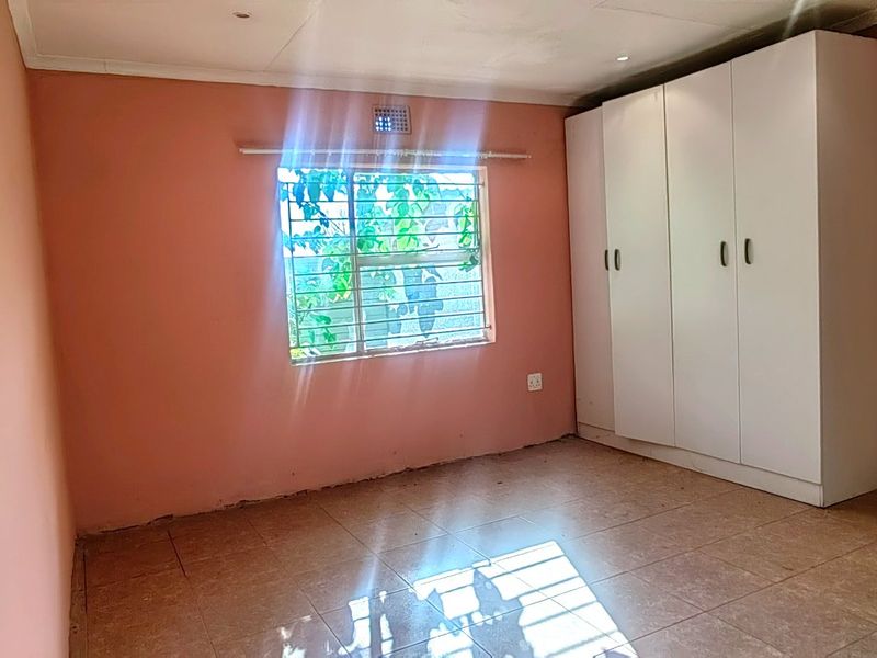 Spacious - Photo 6