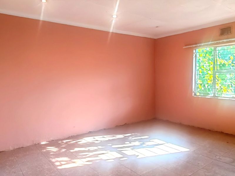 Spacious - Photo 5