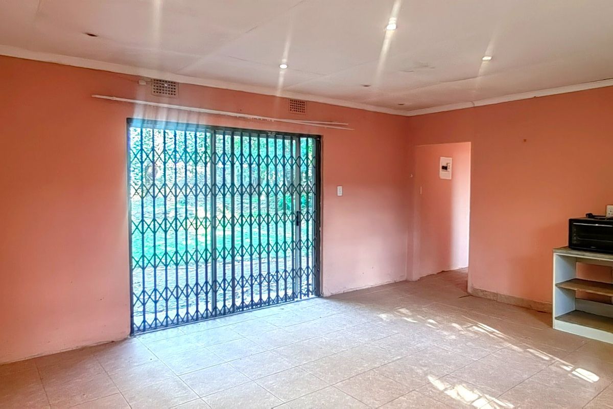 Spacious - Photo 2