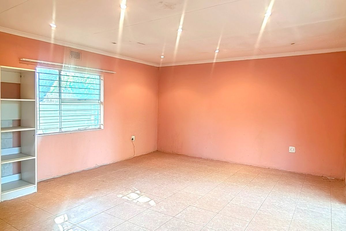 Spacious - Photo 3