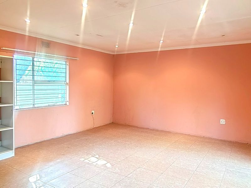 Spacious - Photo 3