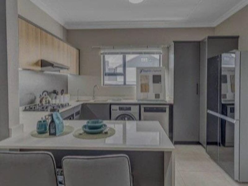 3 bedroom Apartment For rental at Waterfall manor  - Photo 2