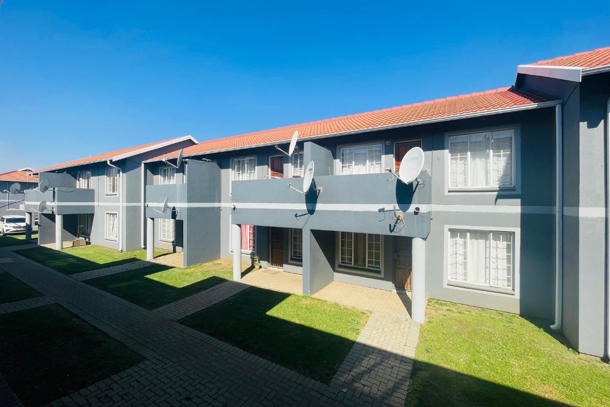 Modern Ground Floor Living at Golden Oaks – No Transfer or Bond Costs! - Photo 5