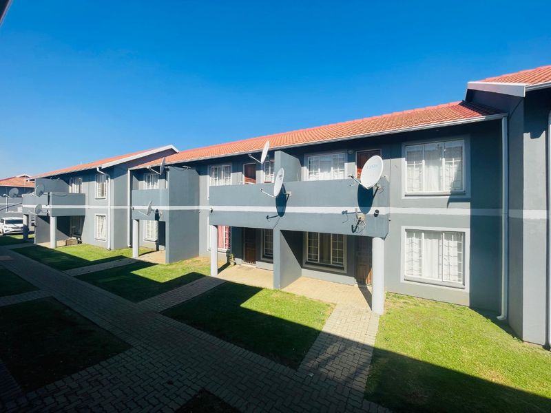 Modern Ground Floor Living at Golden Oaks – No Transfer or Bond Costs! - Photo 5