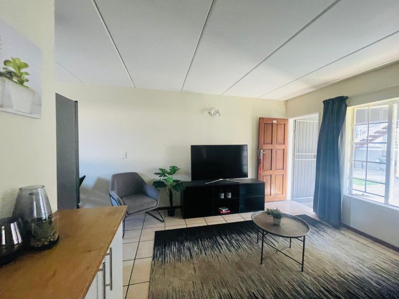 Modern Ground Floor Living at Golden Oaks – No Transfer or Bond Costs! - Photo 10