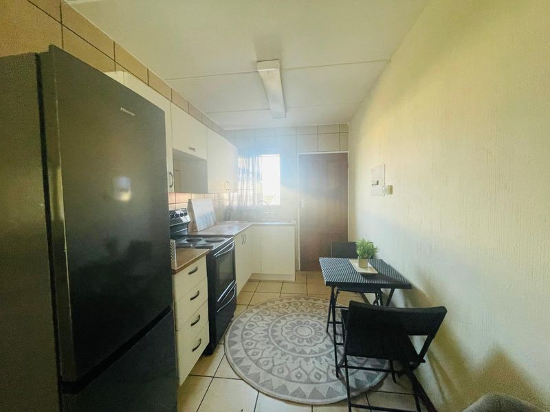 Modern Ground Floor Living at Golden Oaks – No Transfer or Bond Costs! - Photo 8