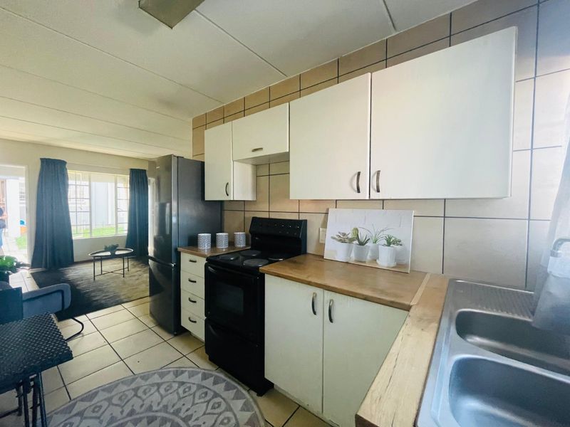 Modern Ground Floor Living at Golden Oaks – No Transfer or Bond Costs! - Photo 6