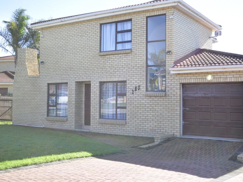 Neat Double-Storey Home – Sea Views, Pet Friendly & Ready to Move In - Photo 1