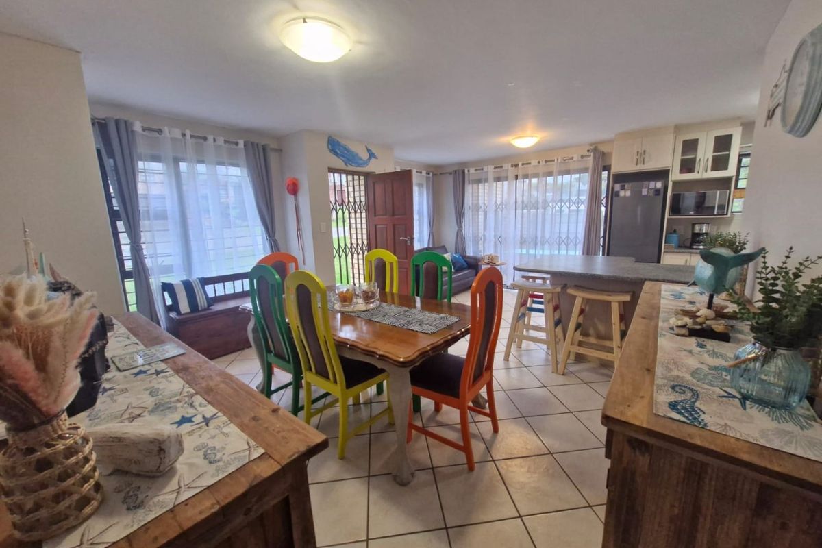 Neat Double-Storey Home – Sea Views, Pet Friendly & Ready to Move In - Photo 2