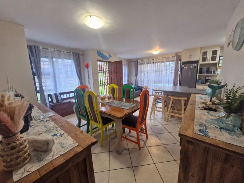 Neat Double-Storey Home – Sea Views, Pet Friendly & Ready to Move In - Photo 2