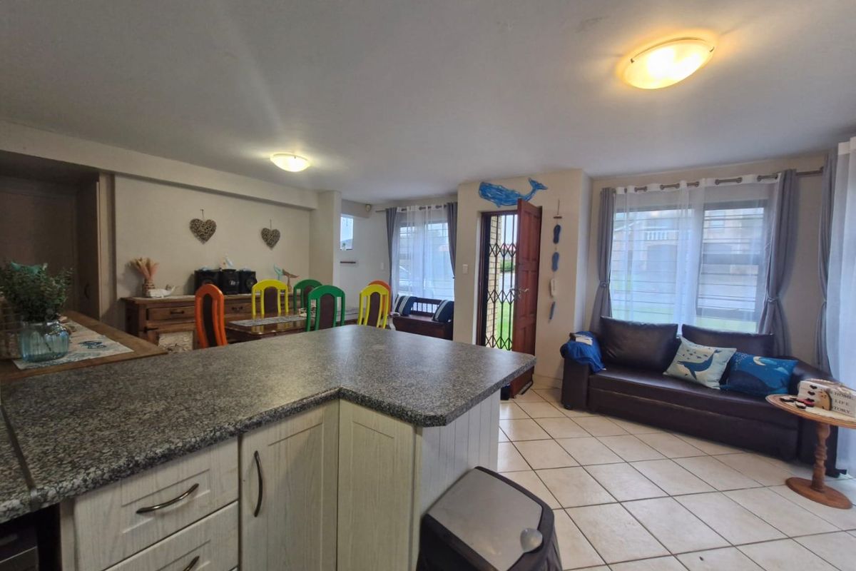 Neat Double-Storey Home – Sea Views, Pet Friendly & Ready to Move In - Photo 4
