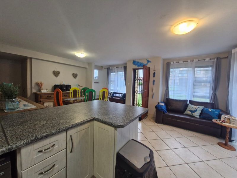 Neat Double-Storey Home – Sea Views, Pet Friendly & Ready to Move In - Photo 4