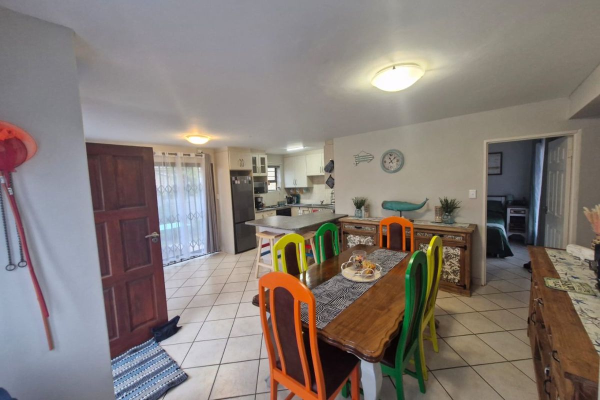Neat Double-Storey Home – Sea Views, Pet Friendly & Ready to Move In - Photo 3