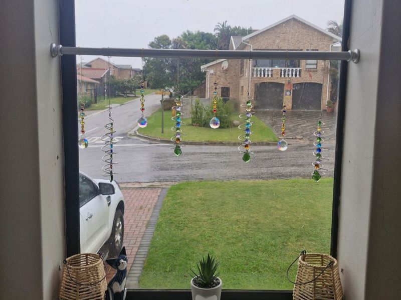 Neat Double-Storey Home – Sea Views, Pet Friendly & Ready to Move In - Photo 10