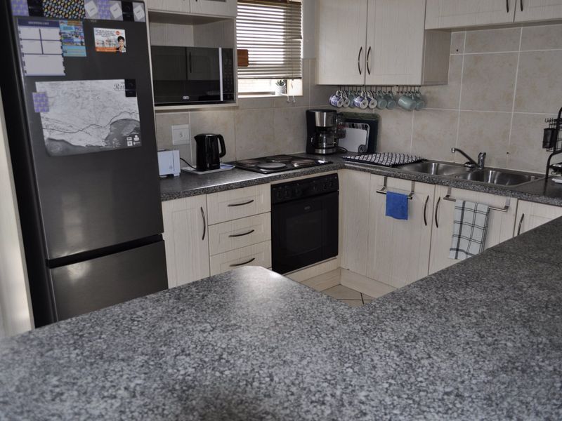 Neat Double-Storey Home – Sea Views, Pet Friendly & Ready to Move In - Photo 8
