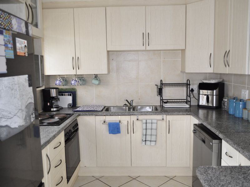 Neat Double-Storey Home – Sea Views, Pet Friendly & Ready to Move In - Photo 7