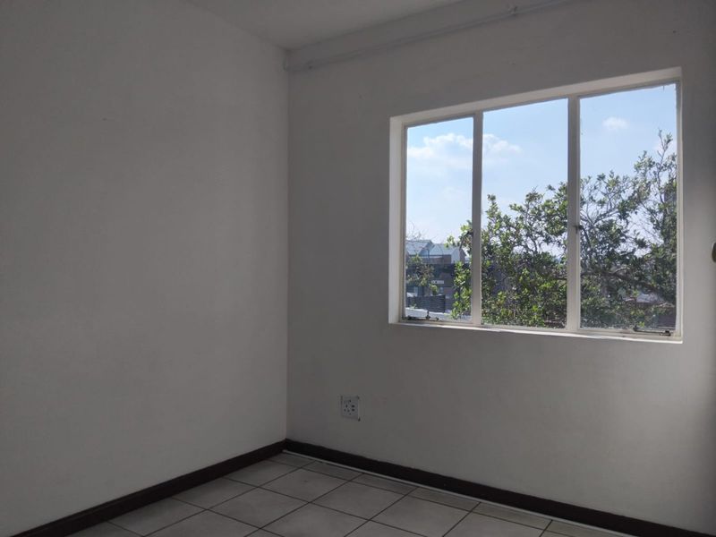 Great Location  – 2beds , 1 bath First Floor Apartment To Rent in Bel Aire Complex, Vorna Valley, Midrand - Photo 4
